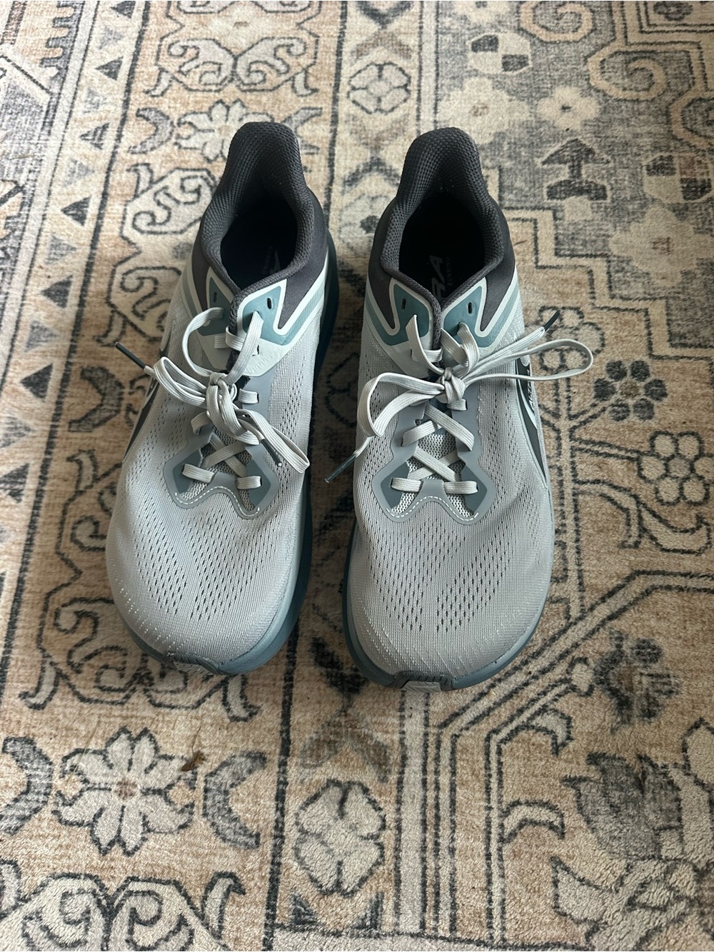 Men’s light gray altra torin 8 size 10